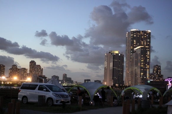 高層マンションの夜景がとてもアーバン